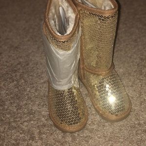 Glittery gold boots for winter